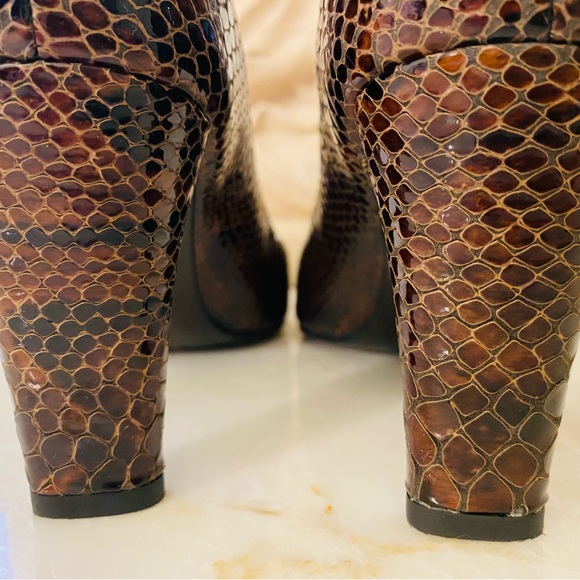 *Crocodile* Weitzman pumps - Picture 3 of 8